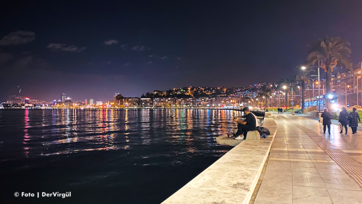 İzmir’de 4.9 şiddetinde deprem | İnsanlar sokaklarda