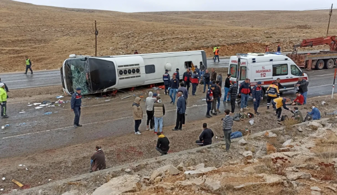 Sivas’ta göçmenleri taşıyan otobüs devrildi | 3 ölü, 27 yaralı