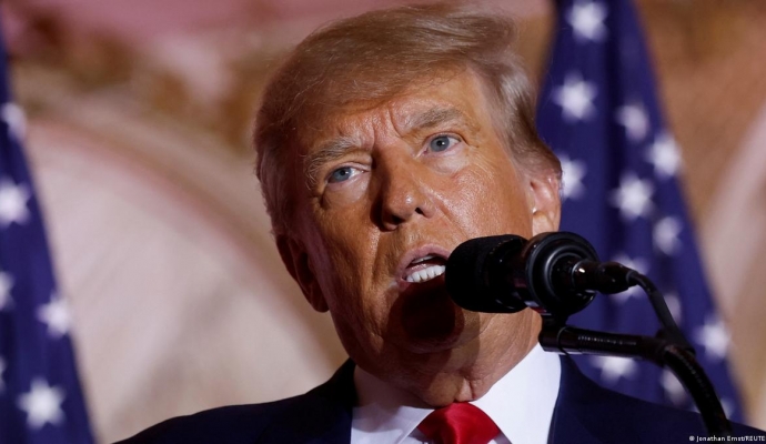 Trump wegen Abendessen mit dem Rechtsextremisten Fuentes unter Beschuss