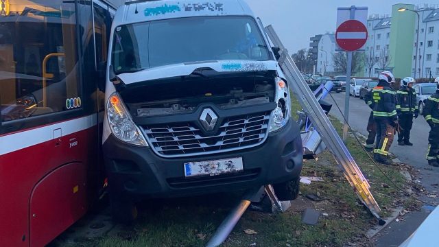 Tramvay ile minibüs arasında meydana gelen kazada bir kişi yaralandı