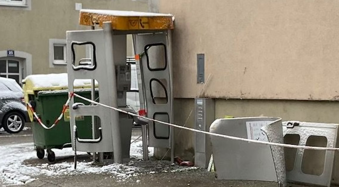 Telefon kulübesi havai fişekle havaya uçuruldu