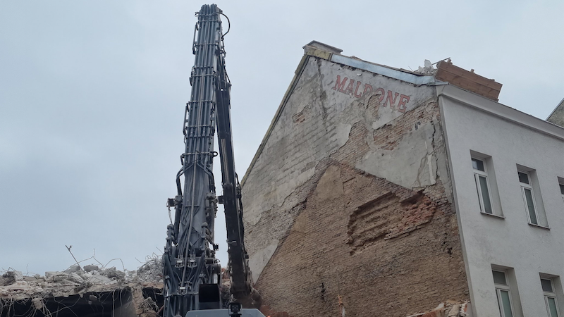 Yıkılan binaların arkasından çıkan eski reklamlar