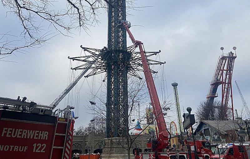 Viyana Prater’de yüksek, zincirli atlıkarıncadan ağır yaralı işçi kurtarıldı