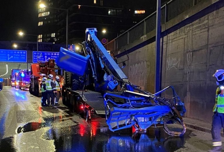 Viyana’da kamyon kazası trafiği felç etti