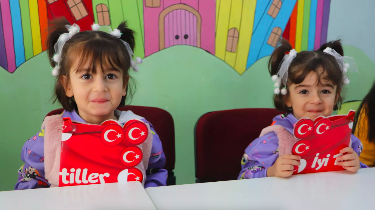 Aynı okulda okuyan 18 ikiz öğrenci karne heyecanı yaşadı