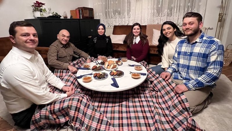 MasterChef’e katılan Emre, Büyükelçi ve Başkonsolosu evinde misafir etti