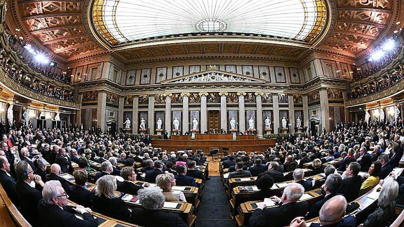 Avusturya Parlamento törenle yeniden açıldı