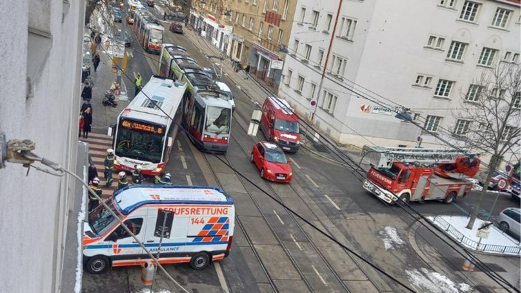 Tramvay ile otobüs çarpıştı