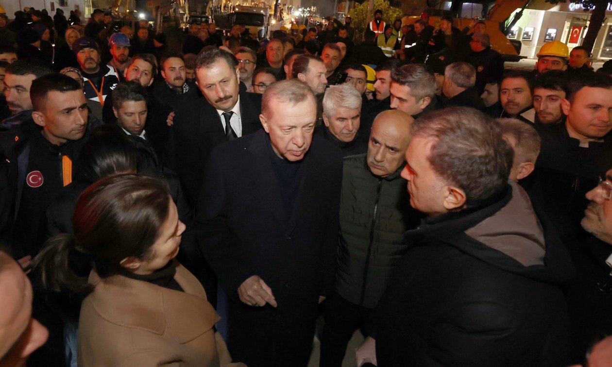 Köşe Yazıları | “Depremler Erdoğan’ın koltuğunu da mı sallıyor?”