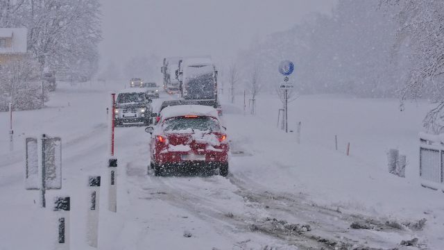 Avusturya’da kar yağışı trafiği felç etti!