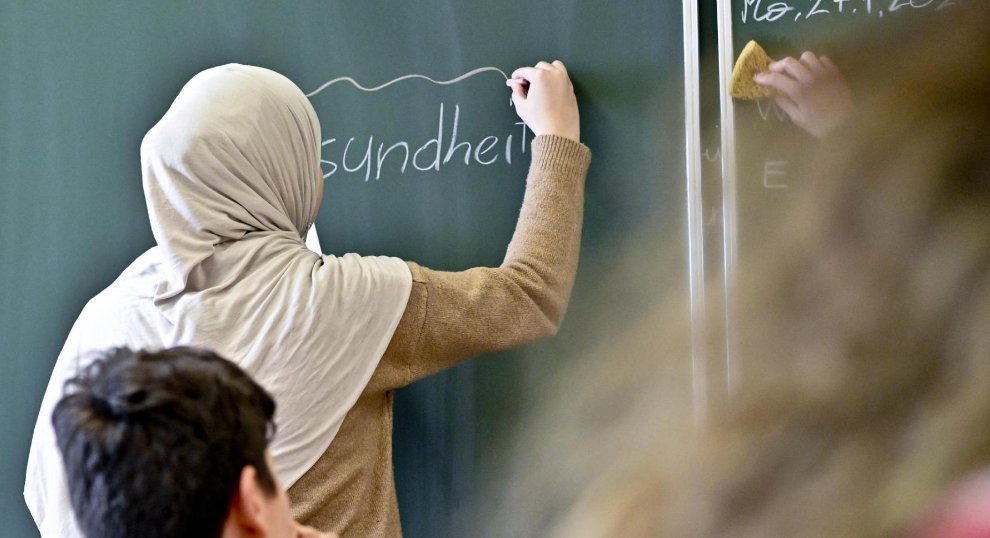 Avusturya’da başörtüsünü çıkaran din dersi öğretmeninin başına gelenler