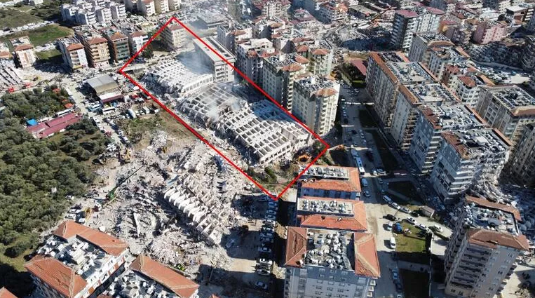 Yaptığı 250 dairenin tamamı depremde yıkılan müteahhit, yurt dışına çıkarken tutuklandı