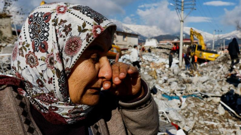 “Sırtındaki kartal dövmesinde tanınabilir” | Aileleri depremin kayıplarını arıyor