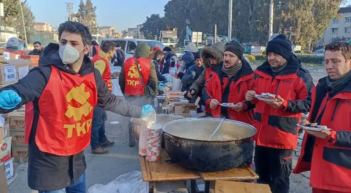Türkiye Komünist Partisi’nden depremzedelere başörtüsü yardımı