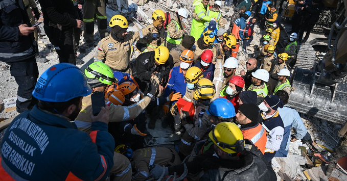 Depremin 198’inci saatinde iki kardeş enkaz altından sağ çıkarıldı