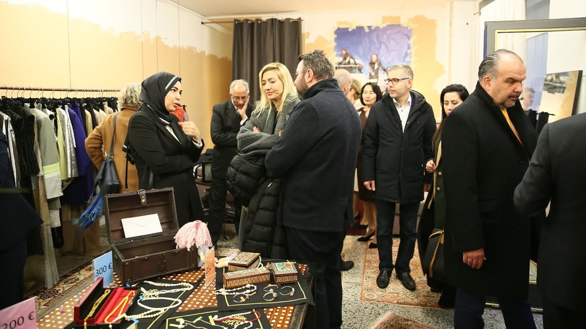 Depremzedelere bir destekte modacı Atıl Kutoğlu’ndan