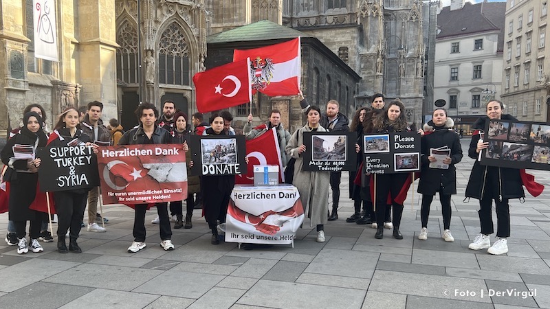 Üniversite öğrencileri depremzedeler için Viyana – Stephansplatz’da yardım topladı