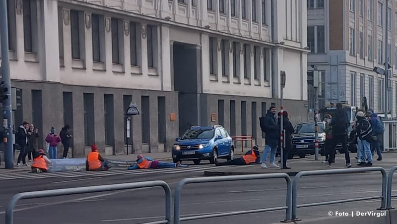 Aktivistler, Viyana’nın Margareten Kemeri’ndeki trafiği engelledi
