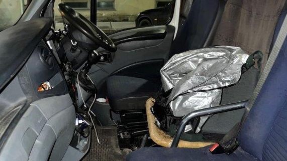 Viyana’da koltuk yerine bahçe sandalyesi kullanan araba