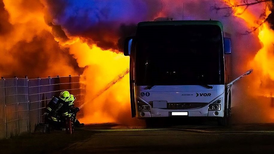 Aşağı Avusturya’da otobüs alevler içinde kaldı