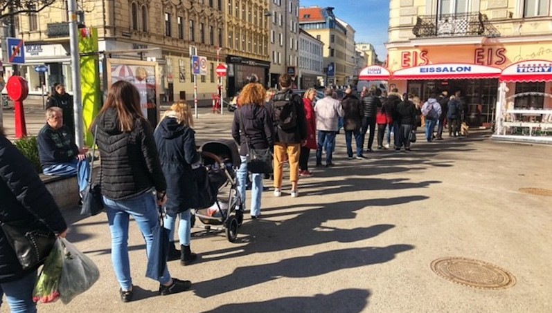 Viyana’da uzun kuyruklarıyla meşhur Tichy dondurma salonu açıldı