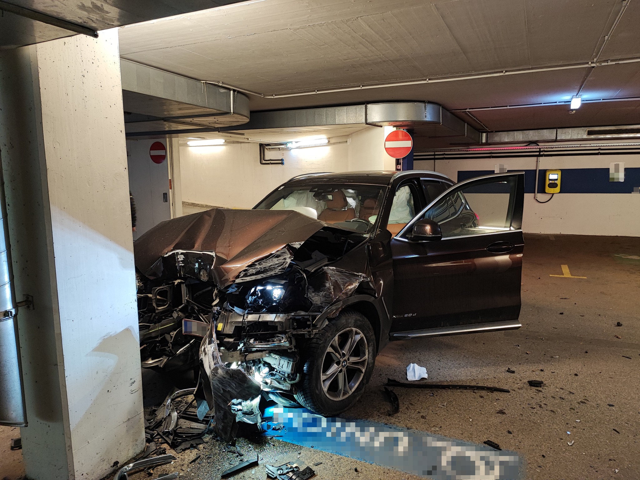 Kapalı otoparktaki kazada araç pert oldu