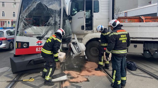 Tramvay ile kamyonun çarpışması sonucu 4 kişi yaralandı