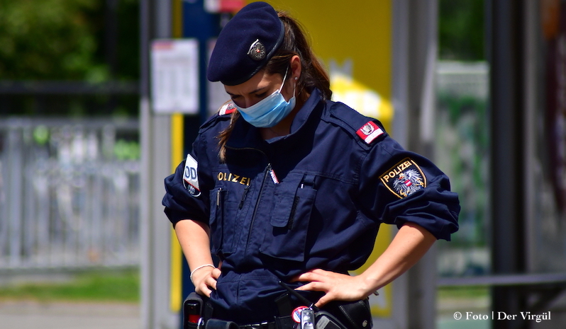 Polis memurlarının görünür dövmeleri olmasına izin verilecek