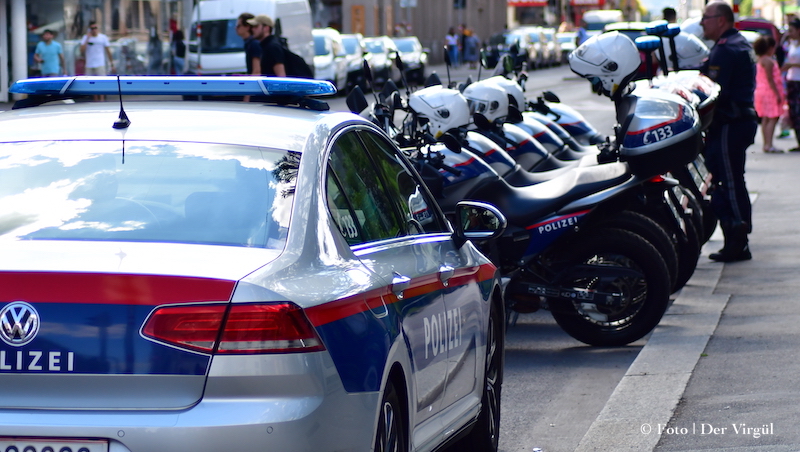 Polis diye eve girip önce darp ettiler sonra gasp!