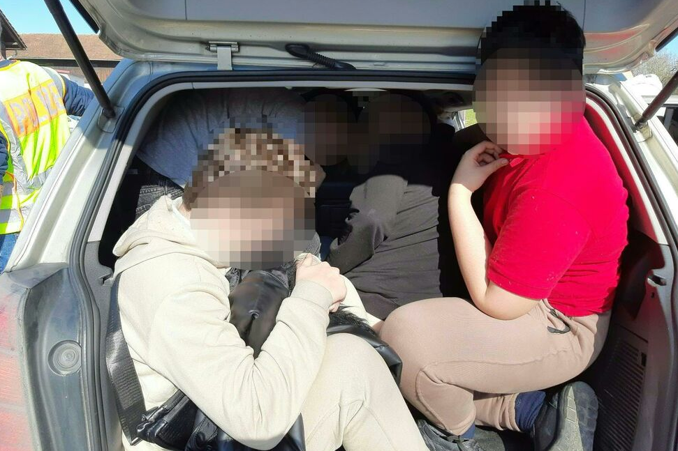 Avusturya’dan beş kişilik araçla 15 göçmeni taşıyan kaçakçı yakalandı