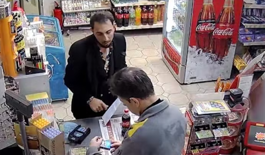 Gereksiz samimiyet kurarak cüzdan ve cep telefonlarını çalıyor