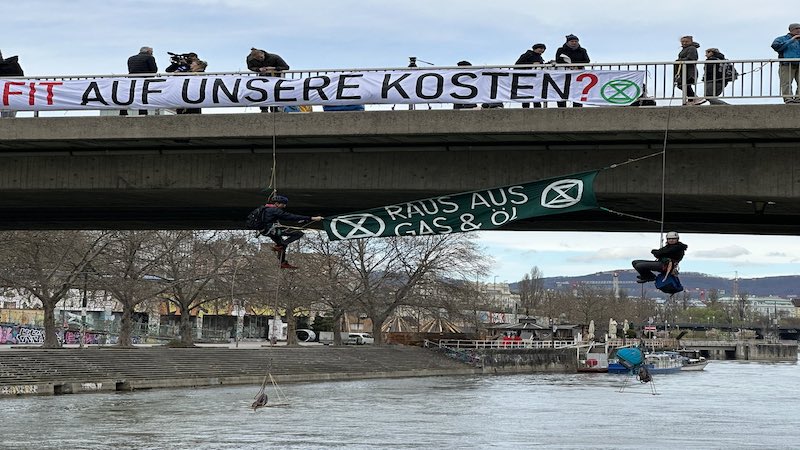 Viyana’da Salztor Köprüsü işgal edildi | Tuna Kanalı yeşile boyandı