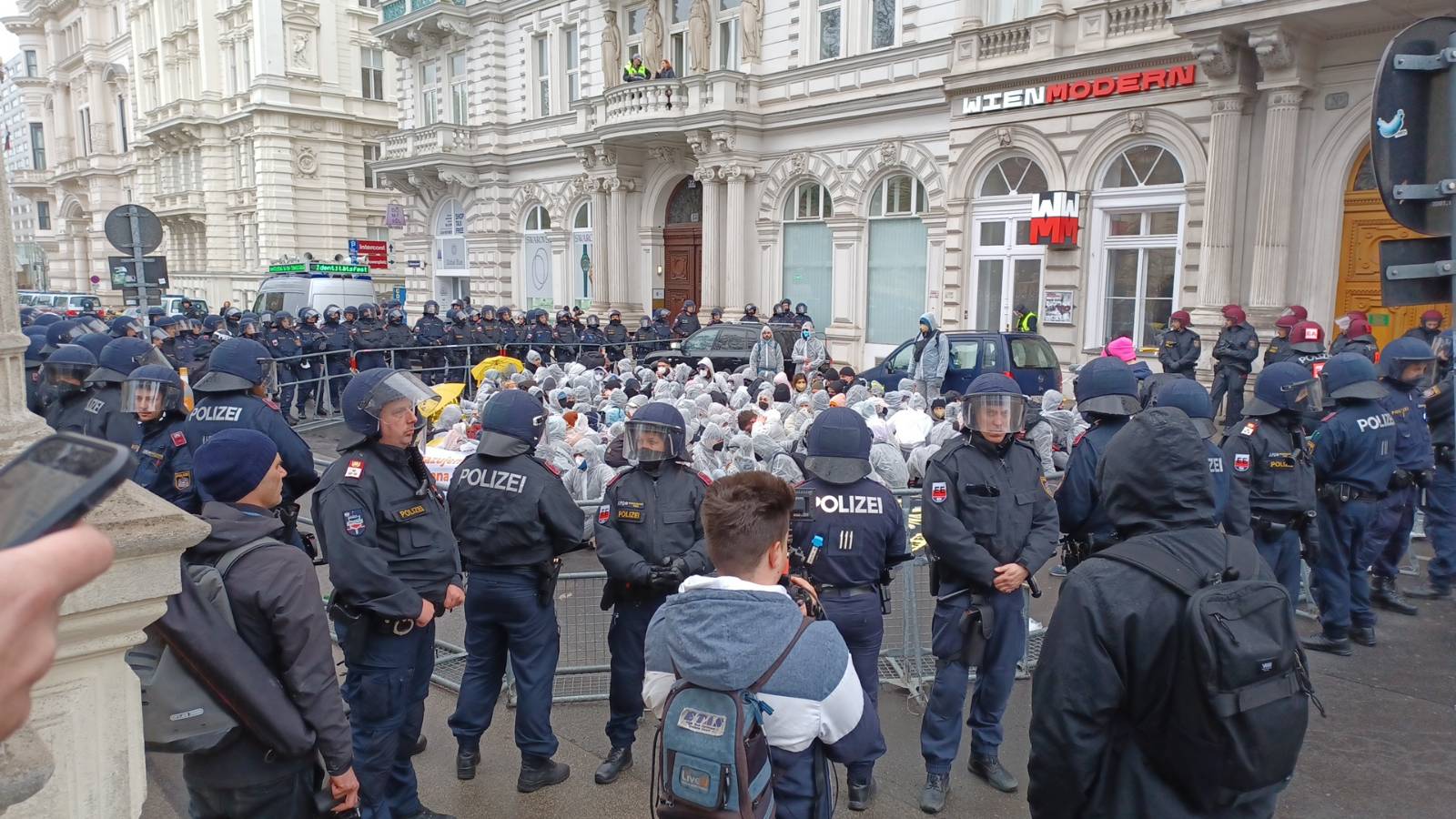Viyana sokakları güne protesto gösterileriyle başladı