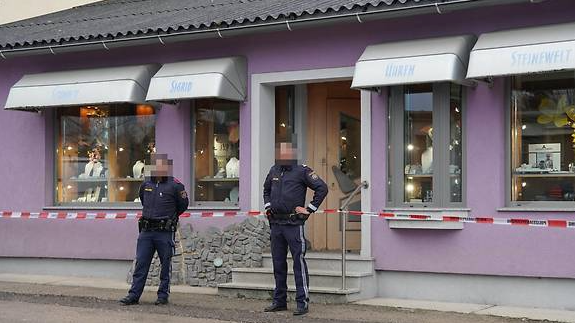 Kuyumcunun kafasına vurarak hastanelik ettiler | Polis soyguncuları arıyor