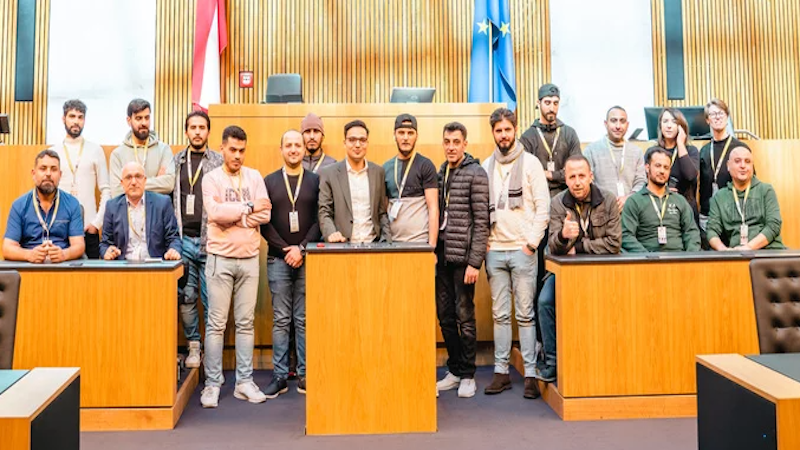Göçmen gençlere parlamento gezdirildi