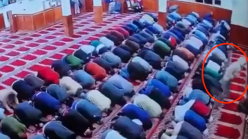 Türk toplumunun yoğun yaşadığı bölgede, imam namaz kıldırırken bıçaklandı