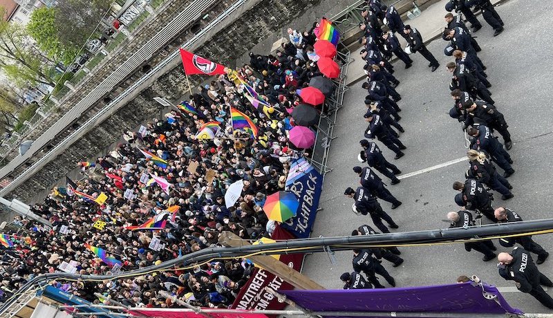 Viyana’da “drag queenlerin” çocuklara hikâye okuması aşırı sağ ve sol grupları karşı karşıya getirdi