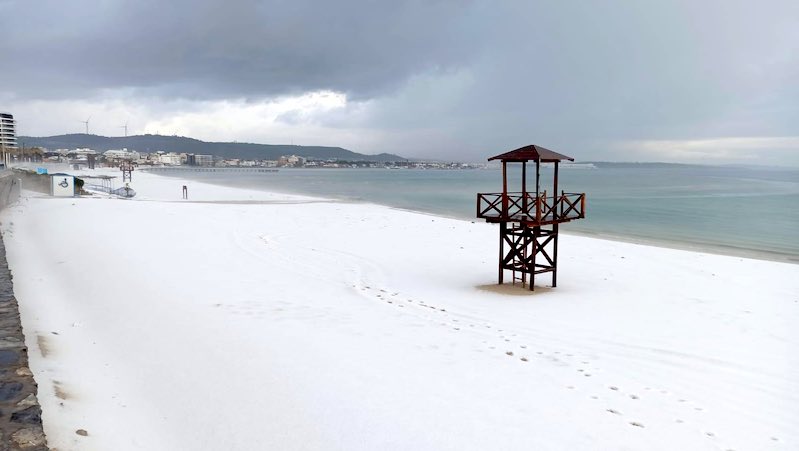 Nisan ayında Çeşme Ilıca Plajı beyaza büründü