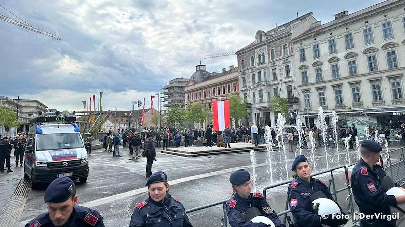 Eski El-Kaide mensubu İrfan Peci, ırkçılarla Viyana’da Müslümanlara karşı miting yaptı