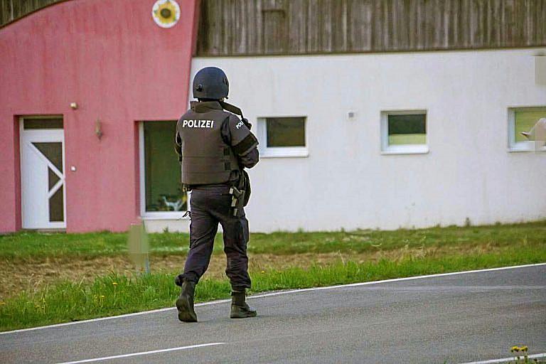 Annesinin hayat arkadaşını vurdu, çatı katında polise direndi