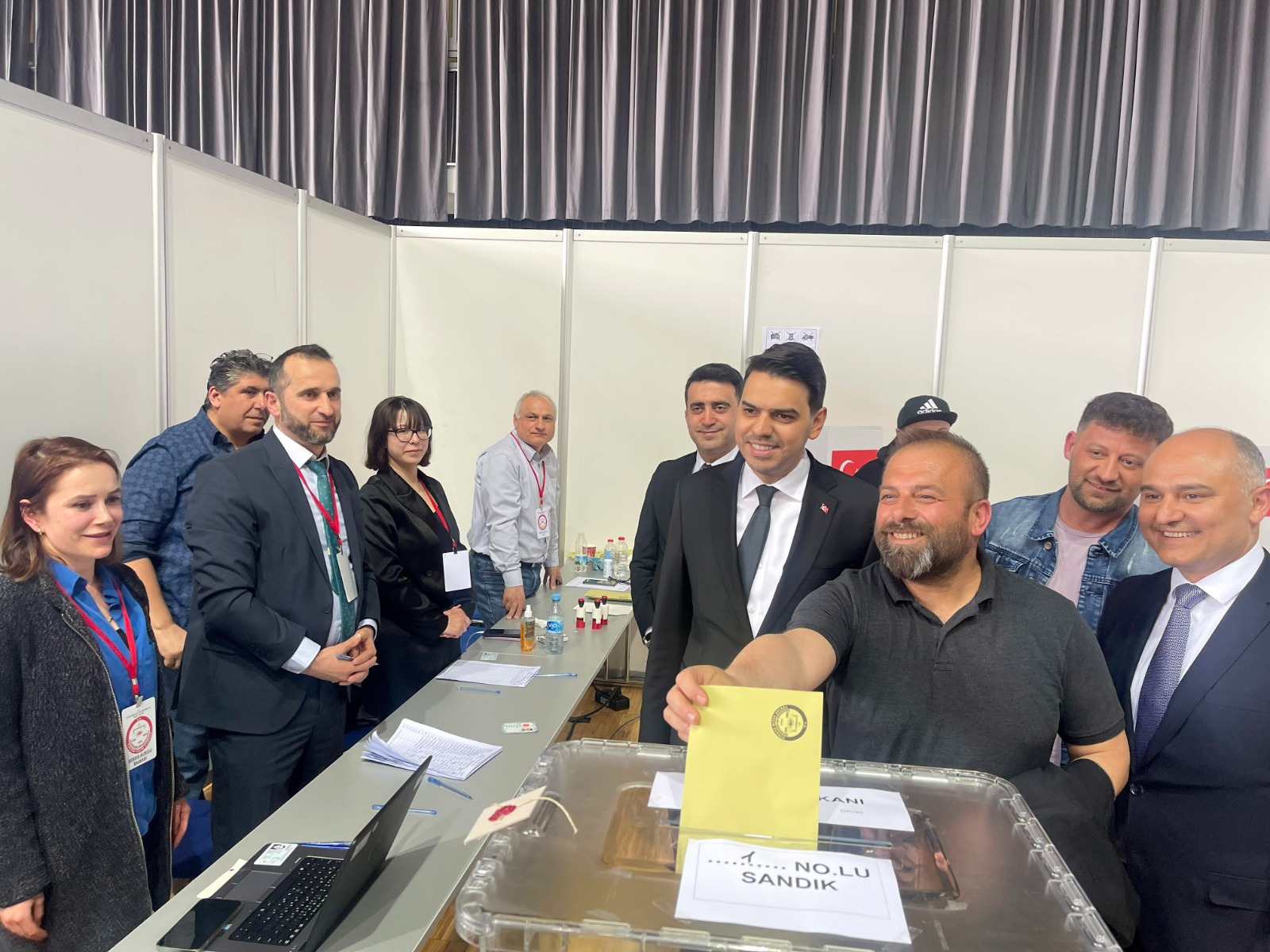 Yurt dışındaki Türkler sandıklara akın ediyor
