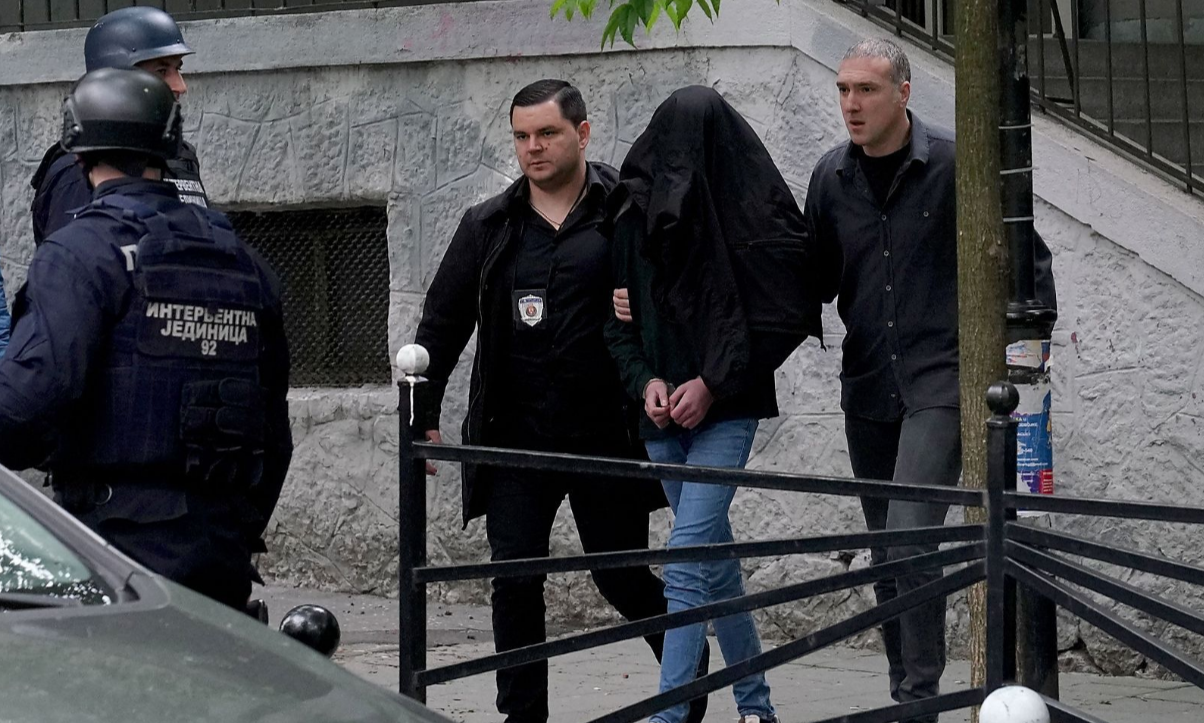 14 yaşındaki öğrenci okula silahlı saldırı düzenledi | En az 9 ölü