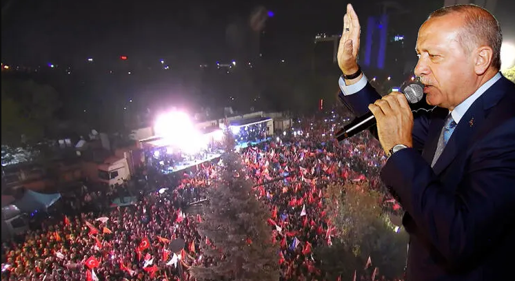 Cumhurbaşkanı Erdoğan balkon konuşmasını yapıyor
