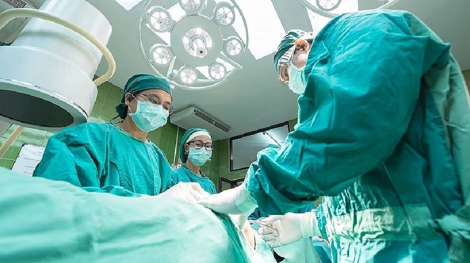 Hastanın parmağını keserken temizlikçiden yardım isteyen cerrah kovuldu