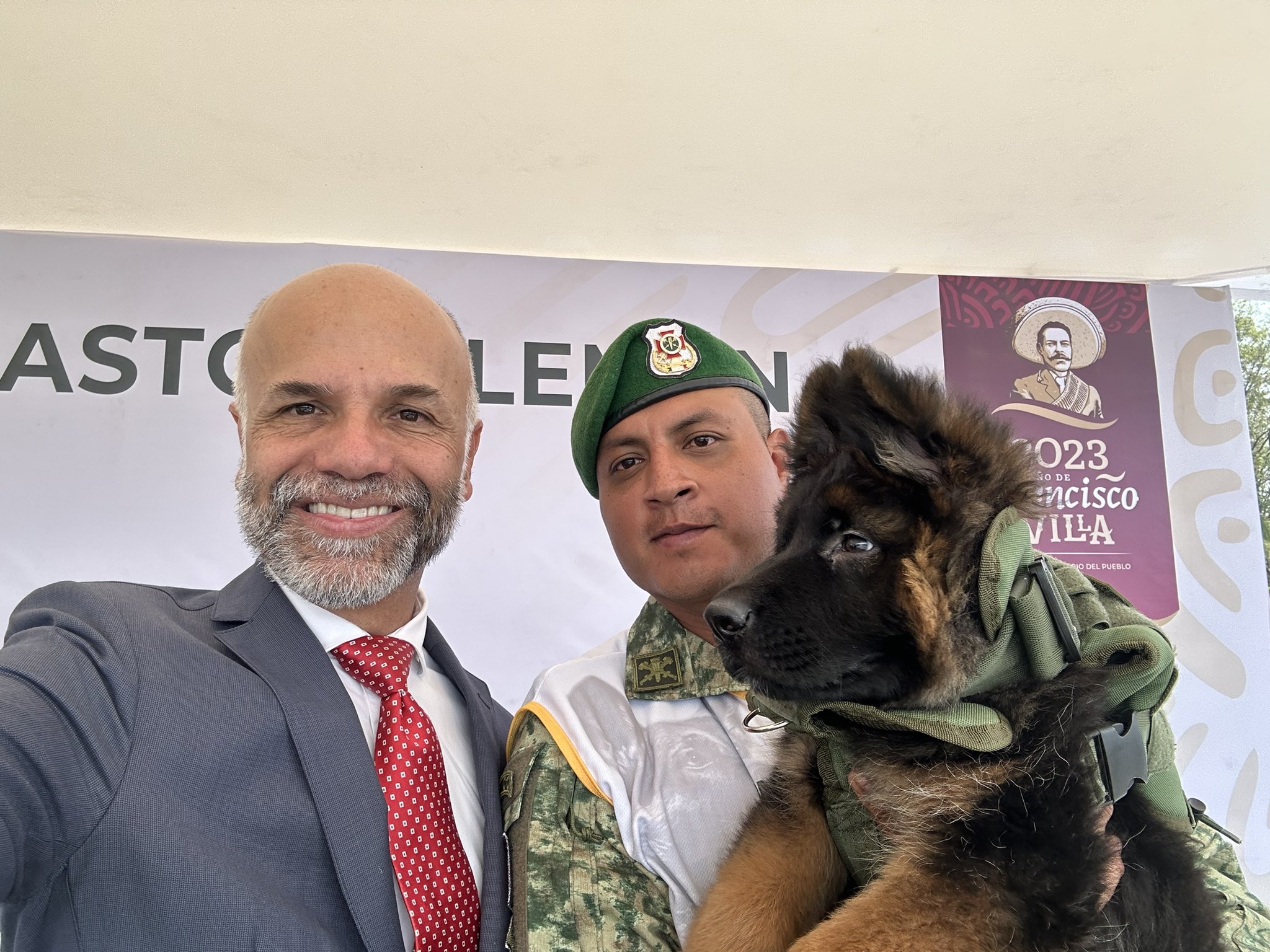 Türkiye’den teşekkür için gönderilen yavru köpeğe törenle Arkadaş ismi verildi