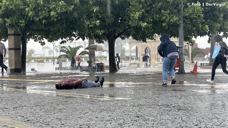 İzmirlinin yağmur keyfi