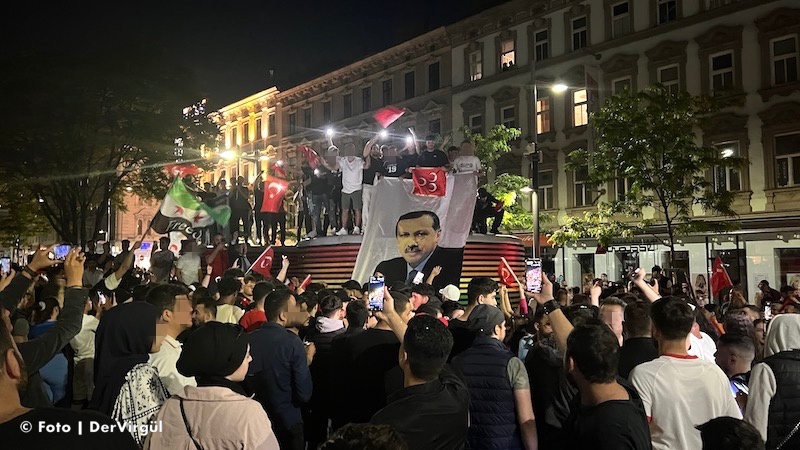 Cumhurbaşkanı Erdoğan taraftarları Viyana sokaklarına çıktı
