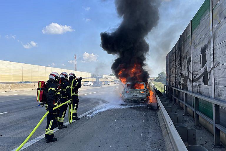 Yanan araçtan çocuk son anda kurtarıldı