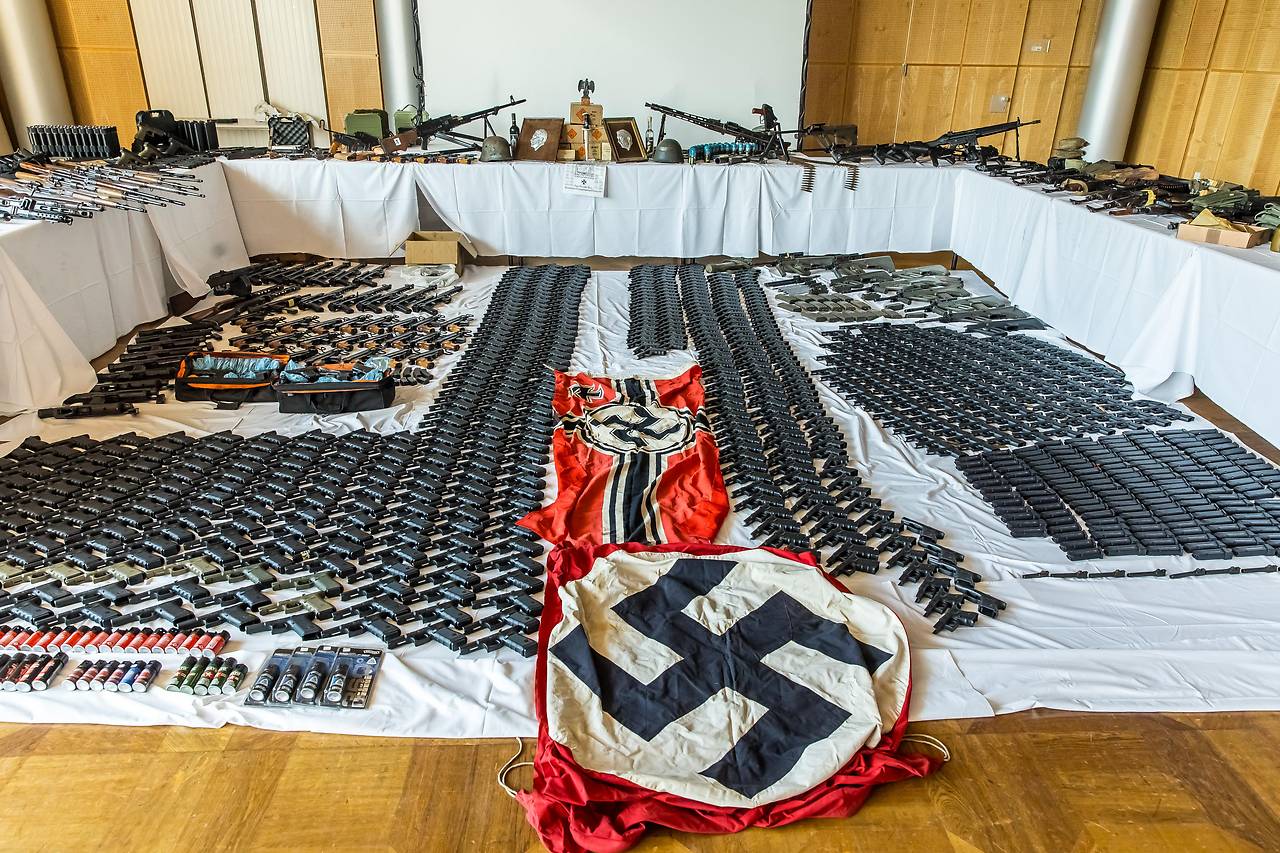 Avusturya’da Nazi sembolleri ve silahlar ele geçirildi