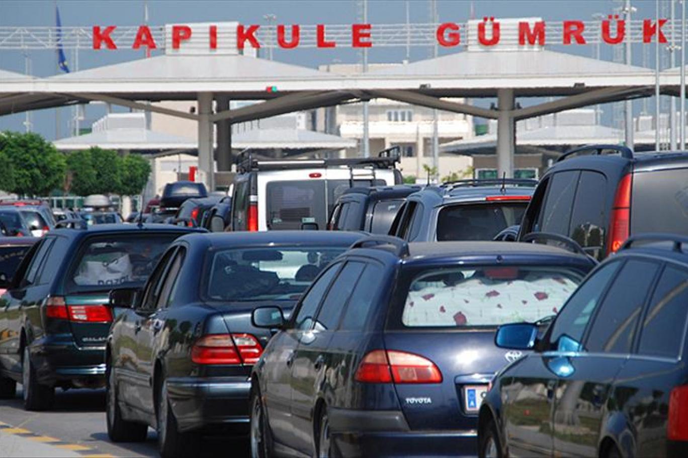 Kara yoluyla Türkiye’ye gidenlere taciz bitmiyor!